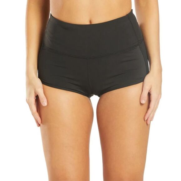 New Vuori Black Seascape Shorty Bootie Shorts Women’s size XL - Picture 2 of 6